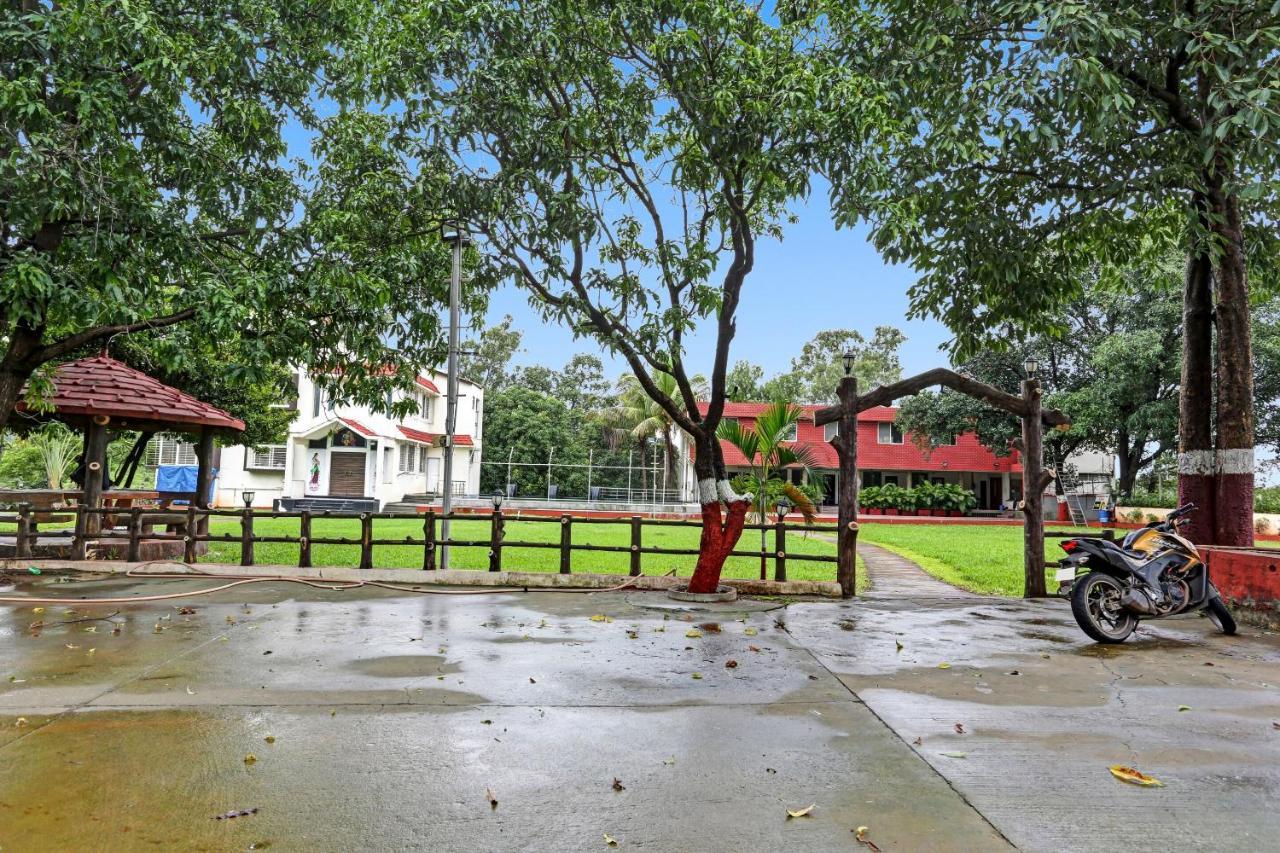 Collection O Vrindavan Resort With Swiming Pool Chauk Exterior photo